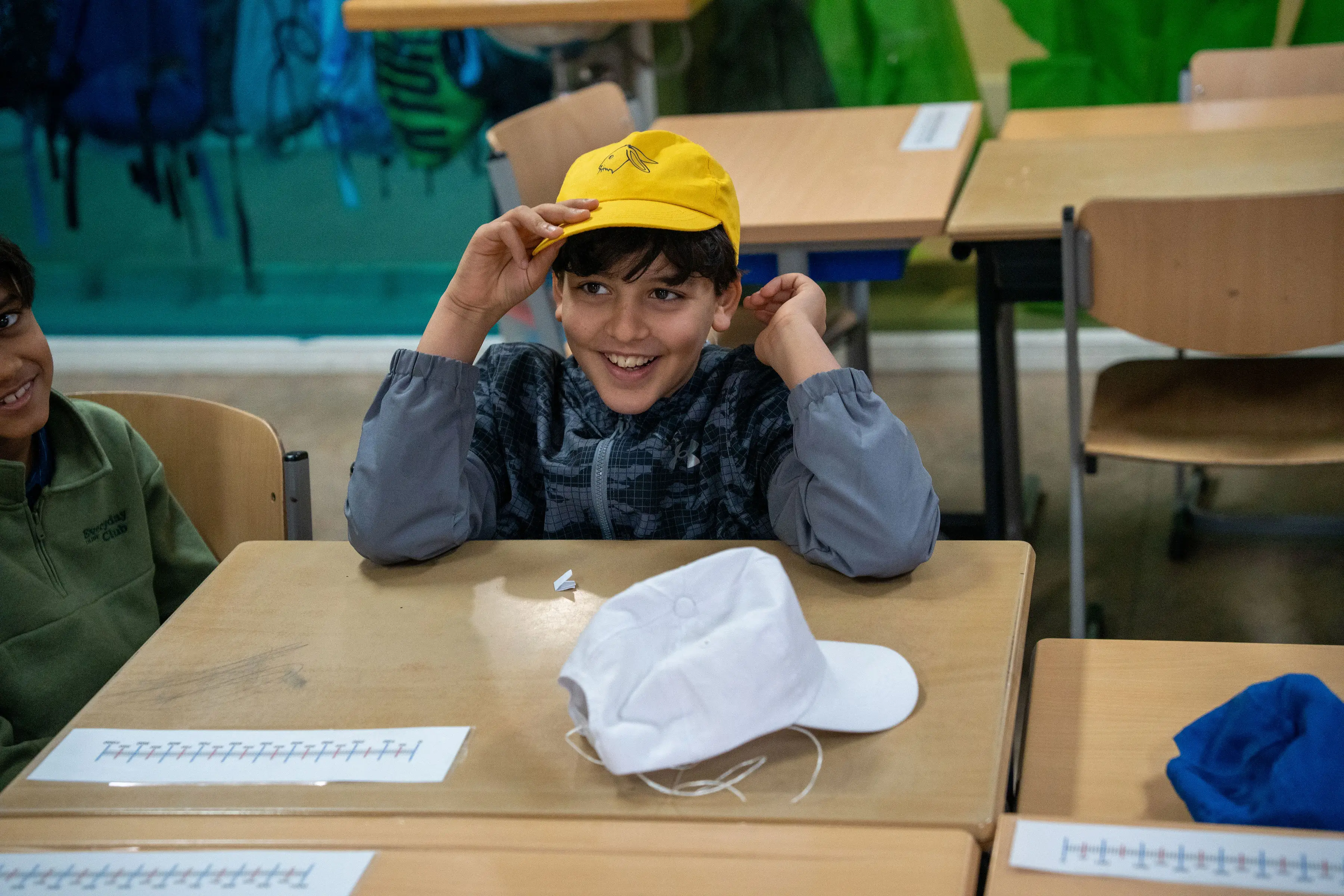 Leerling glimlacht tijdens les op islamitische basisschool Al Qoeba in Den Haag