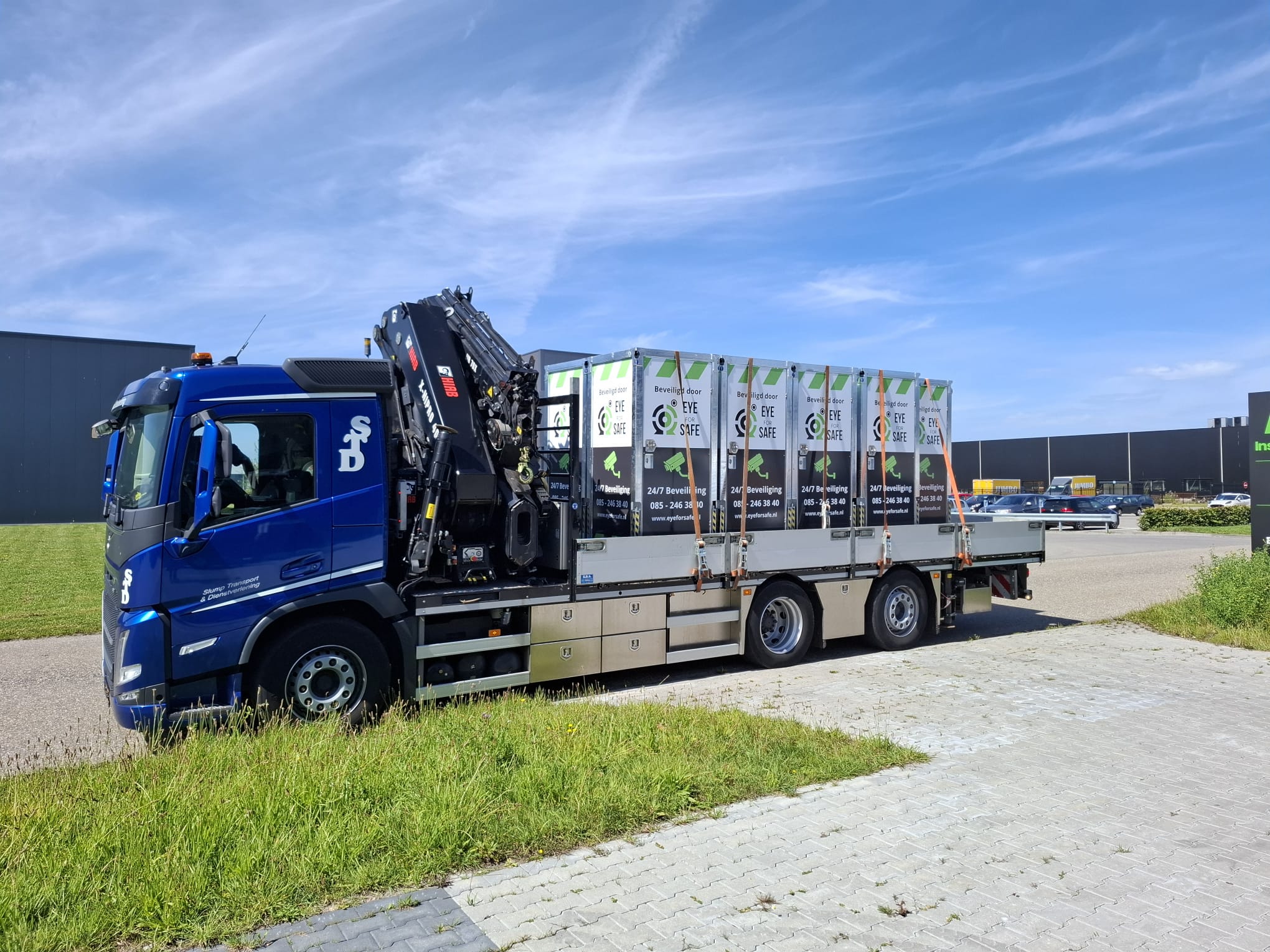 Installateur van Eye for Safe installeert beveiligingscamera op terrein