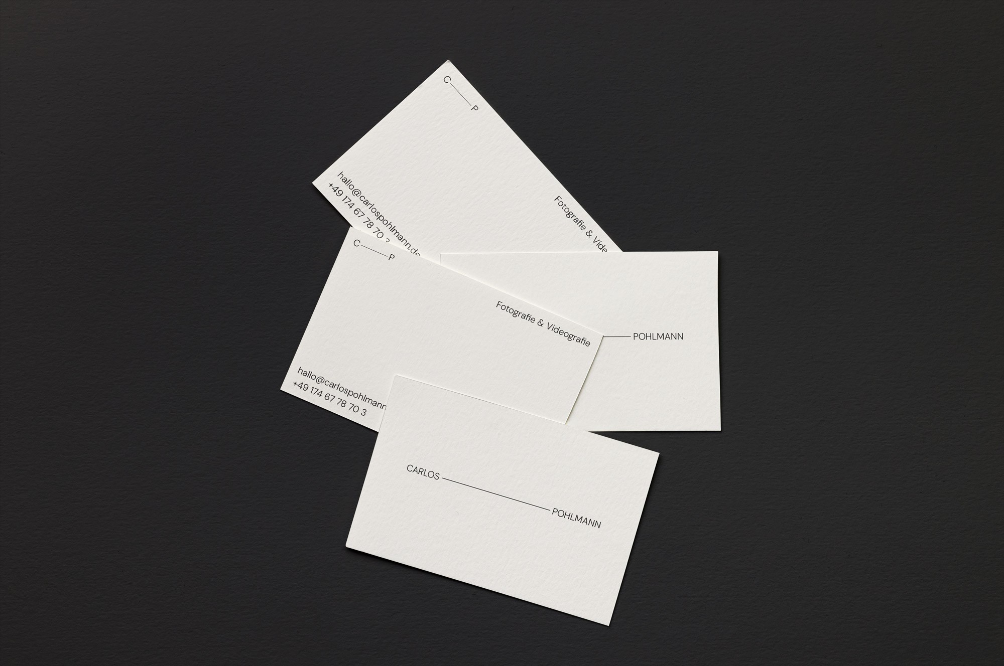 Faltflyer auf beigem Hintergrund