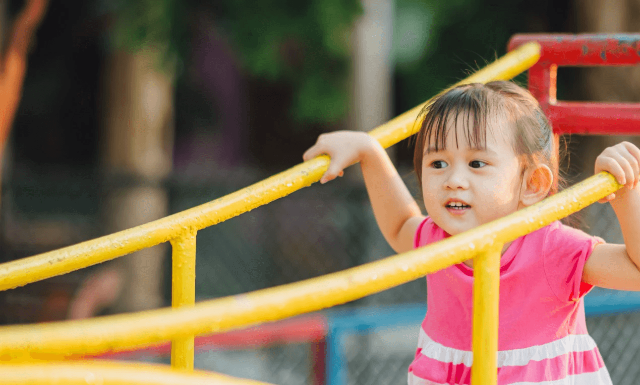 戶外木地板地板材料展示，露台花園實木地板配綠色陶瓷櫈，展現優質防腐木質感，適合香港戶外空間設計。