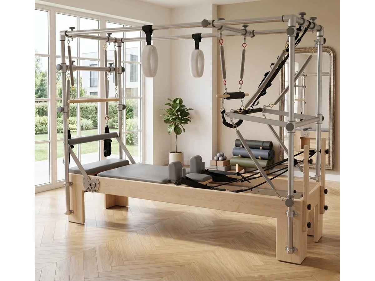 Pilates Reformer Tour Complète Compact — Érable, reformer avec tour complète en érable dans un studio de Pilates professionnel