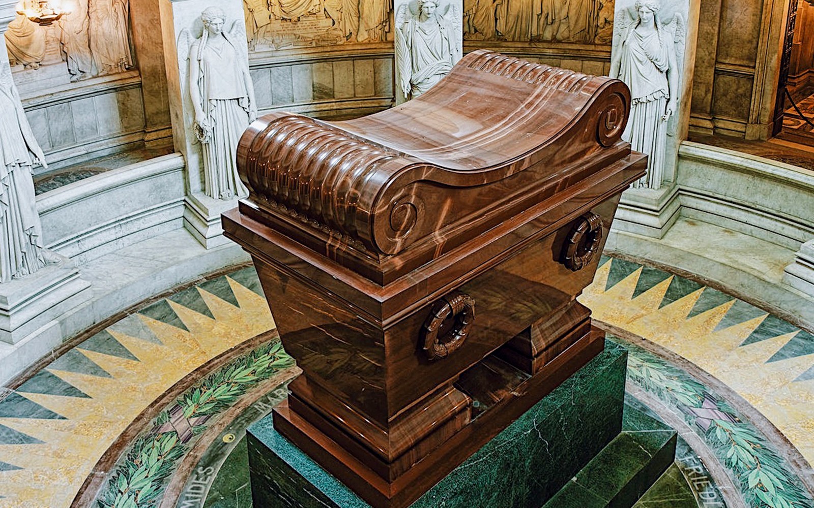 Makam Napoleon Bonaparte di Les Invalides, Paris, dikelilingi oleh patung-patung marmar.