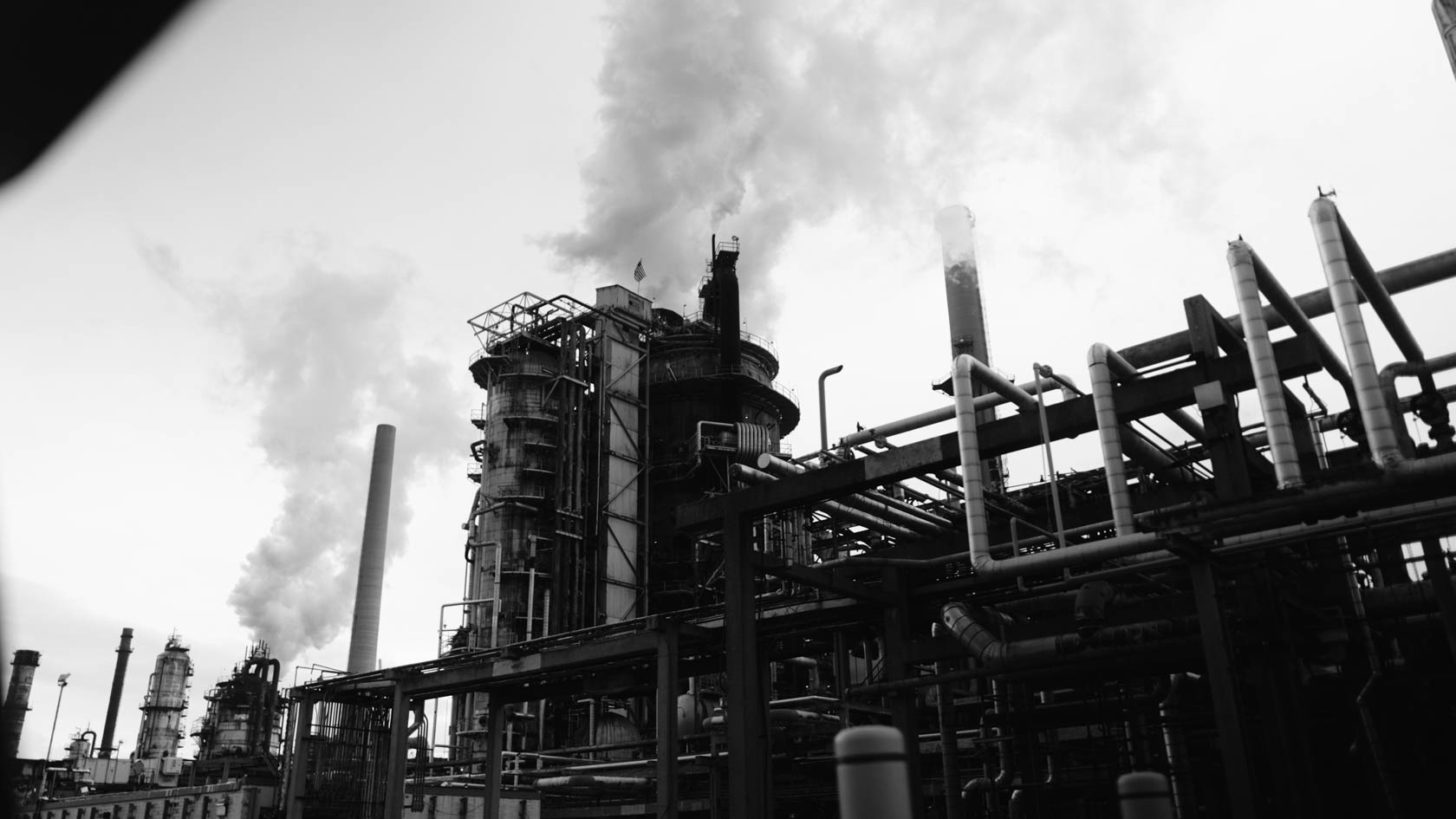 Decorative lace-edged card reading "CC Eternelle" placed on a red background with a gold ring resting on the corner.