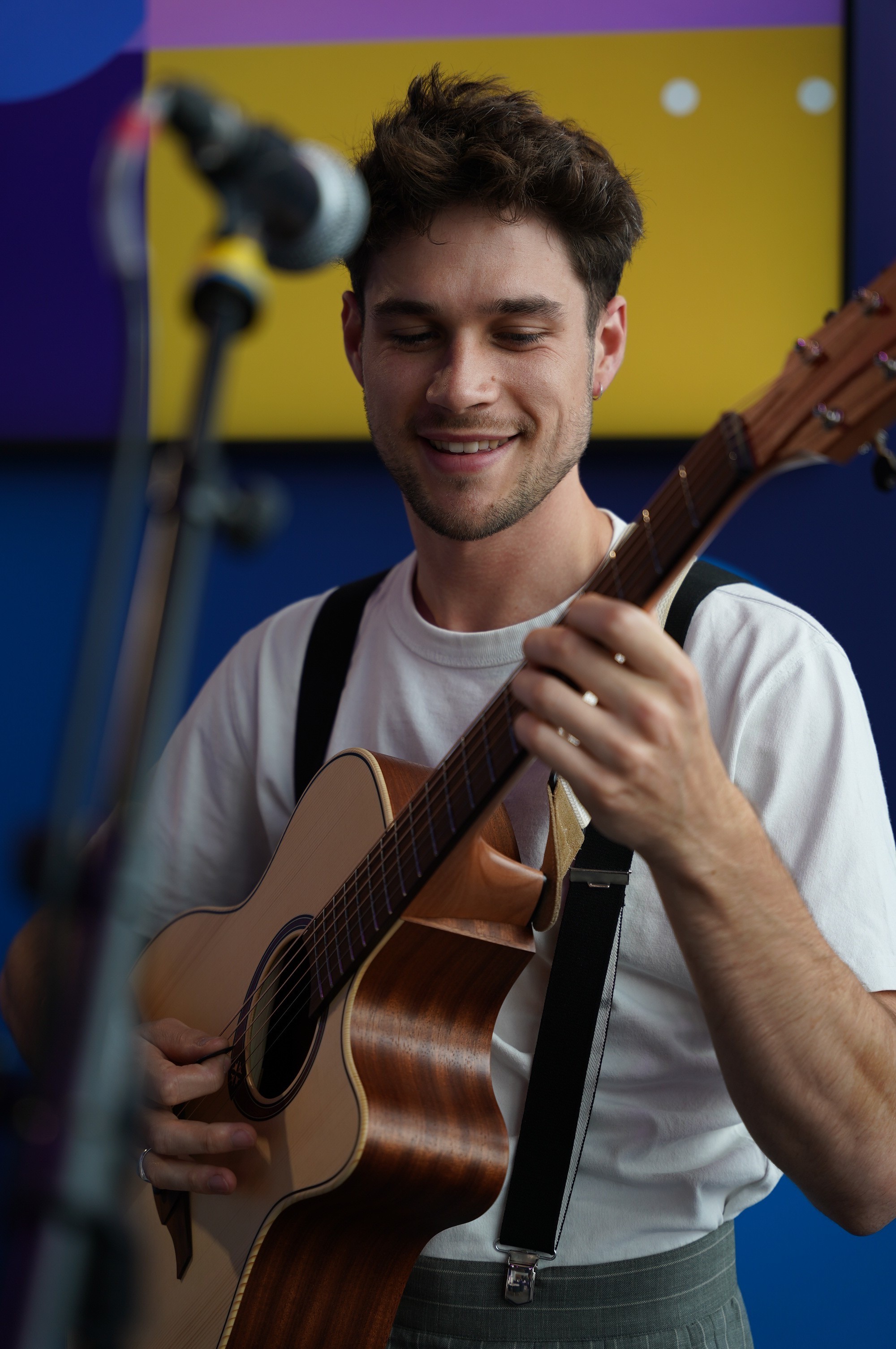 Louis, guitariste de Montcoeur, jouant lors d’un set acoustique.