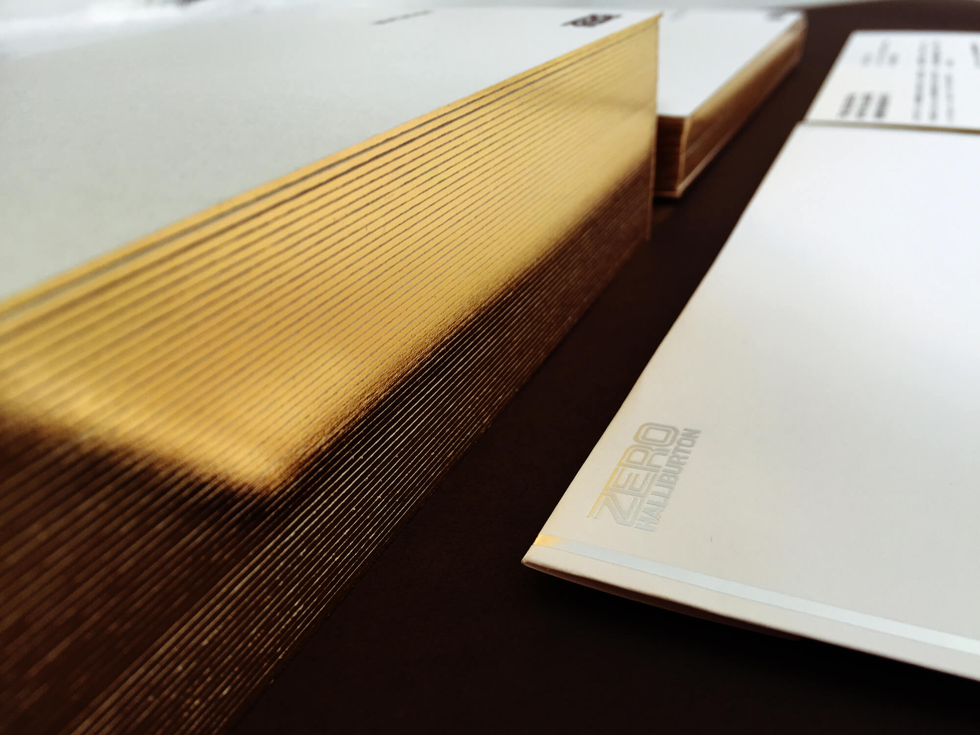 這張圖像展示了ZERO Halliburton的活動邀請卡，卡片使用厚紙卡且邊緣採燙金效果。