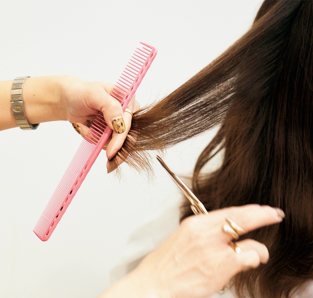 髪を切っているシーン