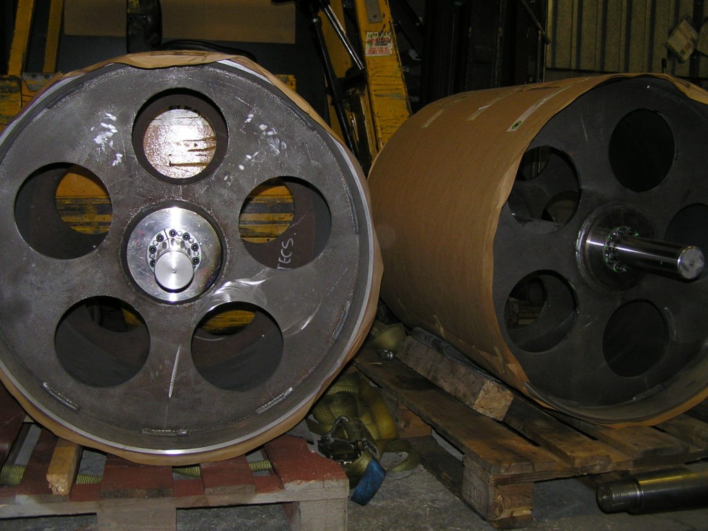 Twee grote testbank drums op pallets in werkplaats, nabewerking lagerzittingen door Plasma Service Breda