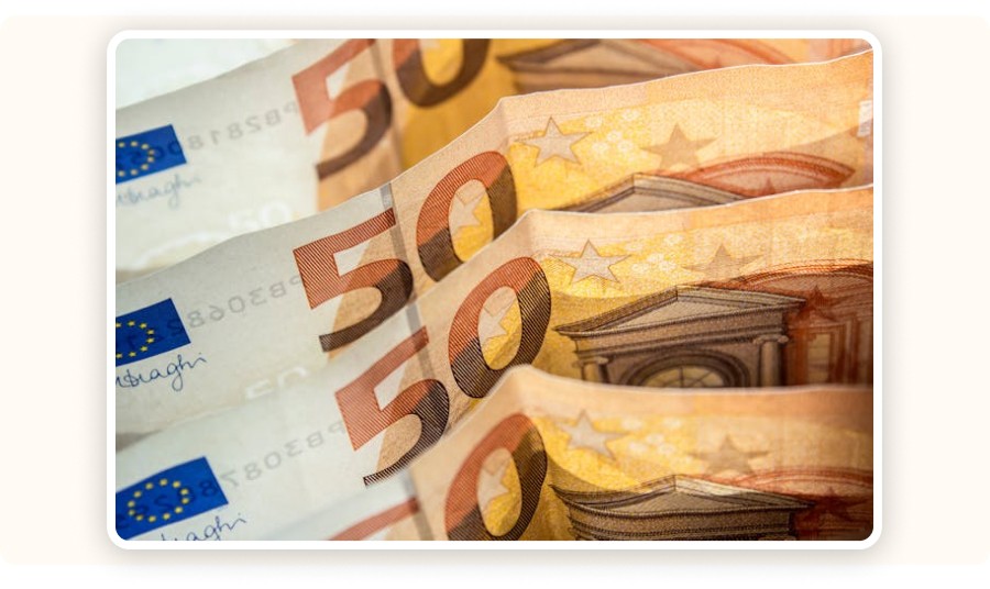 Gros plan sur plusieurs billets de 50 euros, illustrant la gestion de budget pour les campagnes publicitaires Facebook dans un contexte e-commerce.