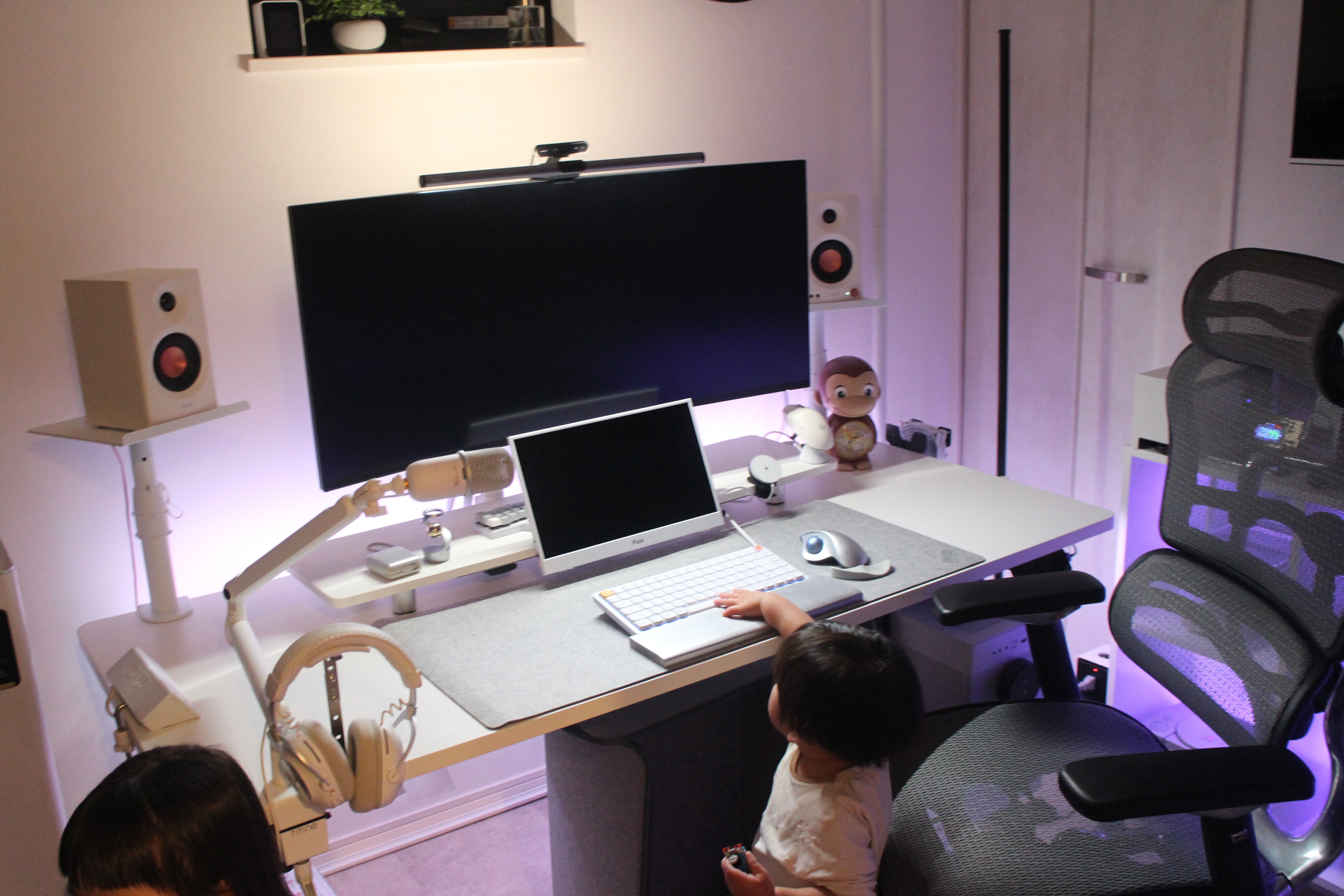 Monitor keyboard and mouse on desk