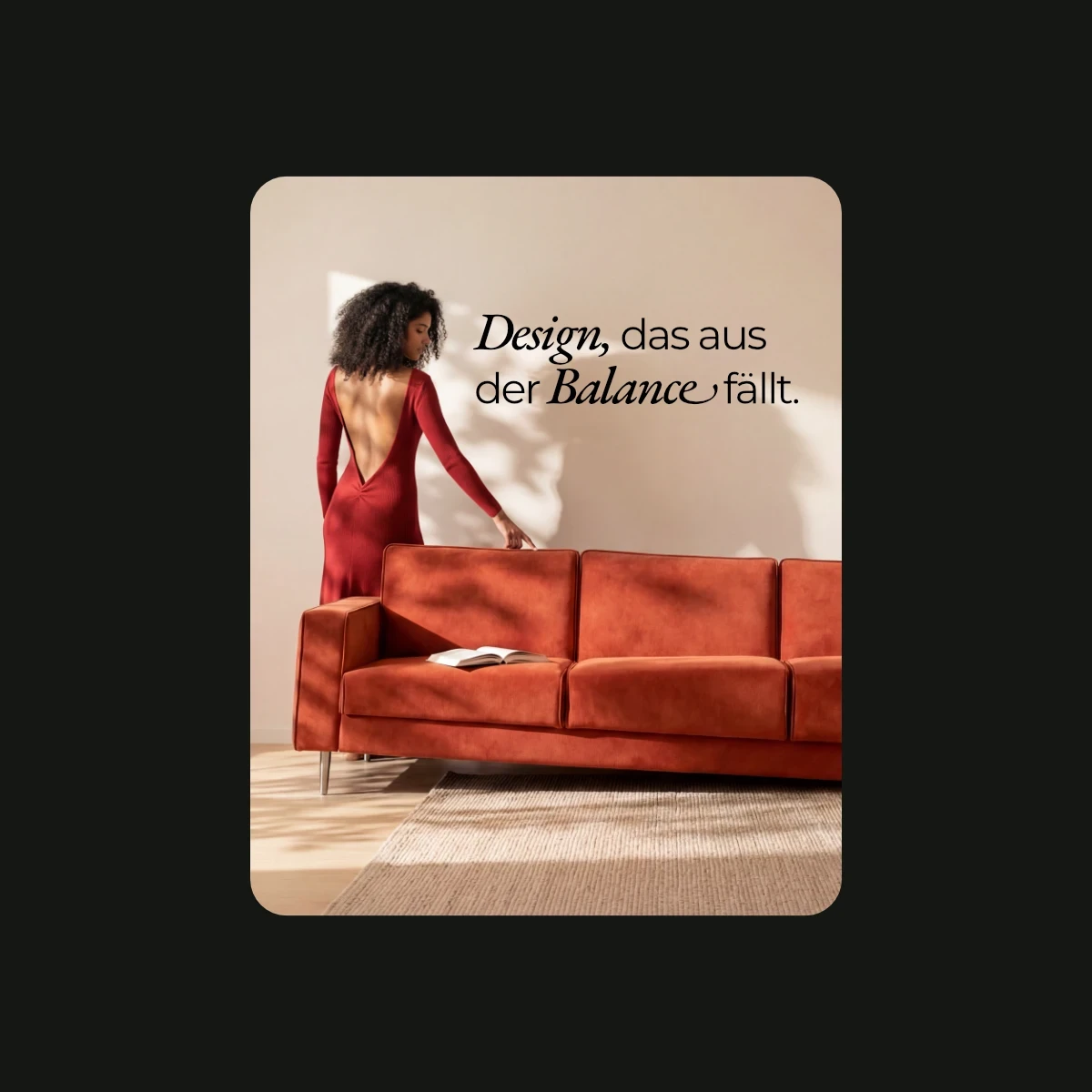 Branding-Visual der Sunken Sofa Company: Eine Frau in einem roten Kleid neben einem schräg im Boden versunkenen Design-Sofa in Terrakotta.