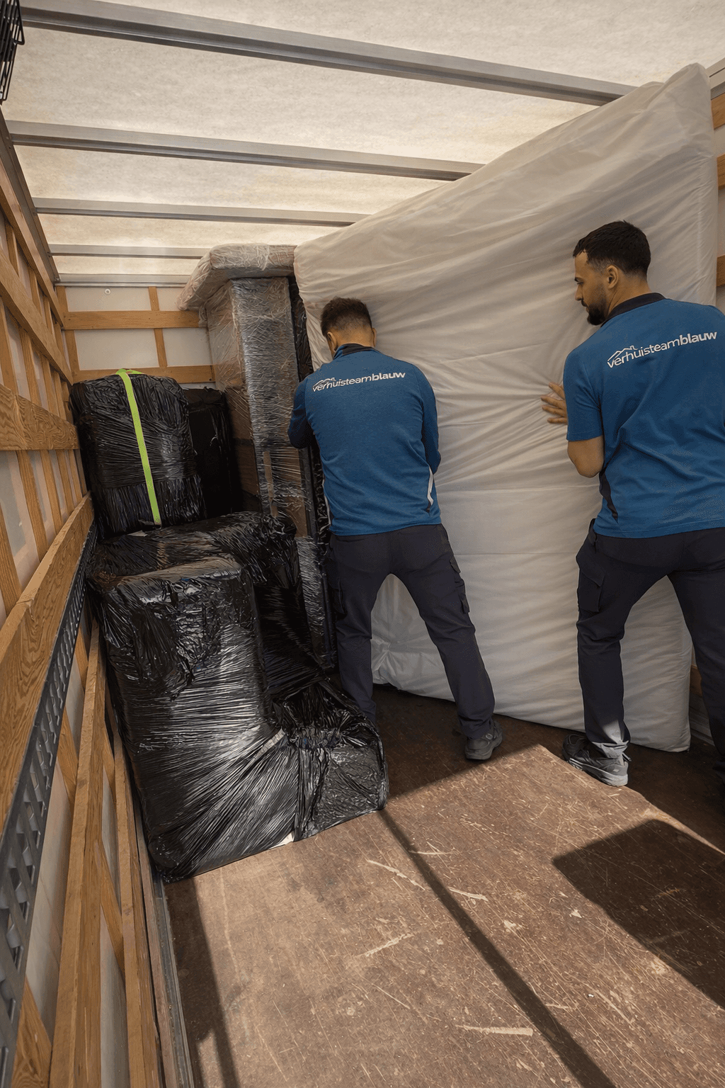 Inboedel inpakken in inpak- en verhuismateriaal en vervolgens in verhuisdozen doen.