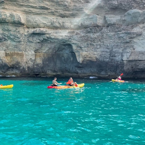 Excursie cu kayak și tur al peșterilor marine din sudul Mallorca. Opriri pentru înot, snorkeling și gustări.