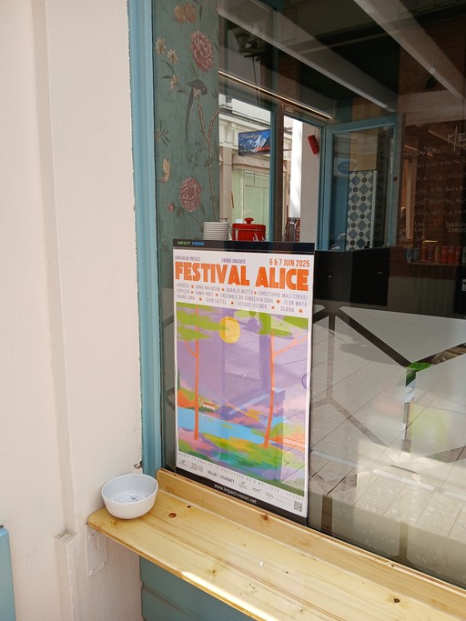 Affiche promotionnelle Impact vision en vitrine d'un magasin d'optique