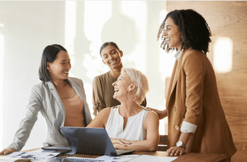 Menschen miteinander lachend, gute Stimmung.