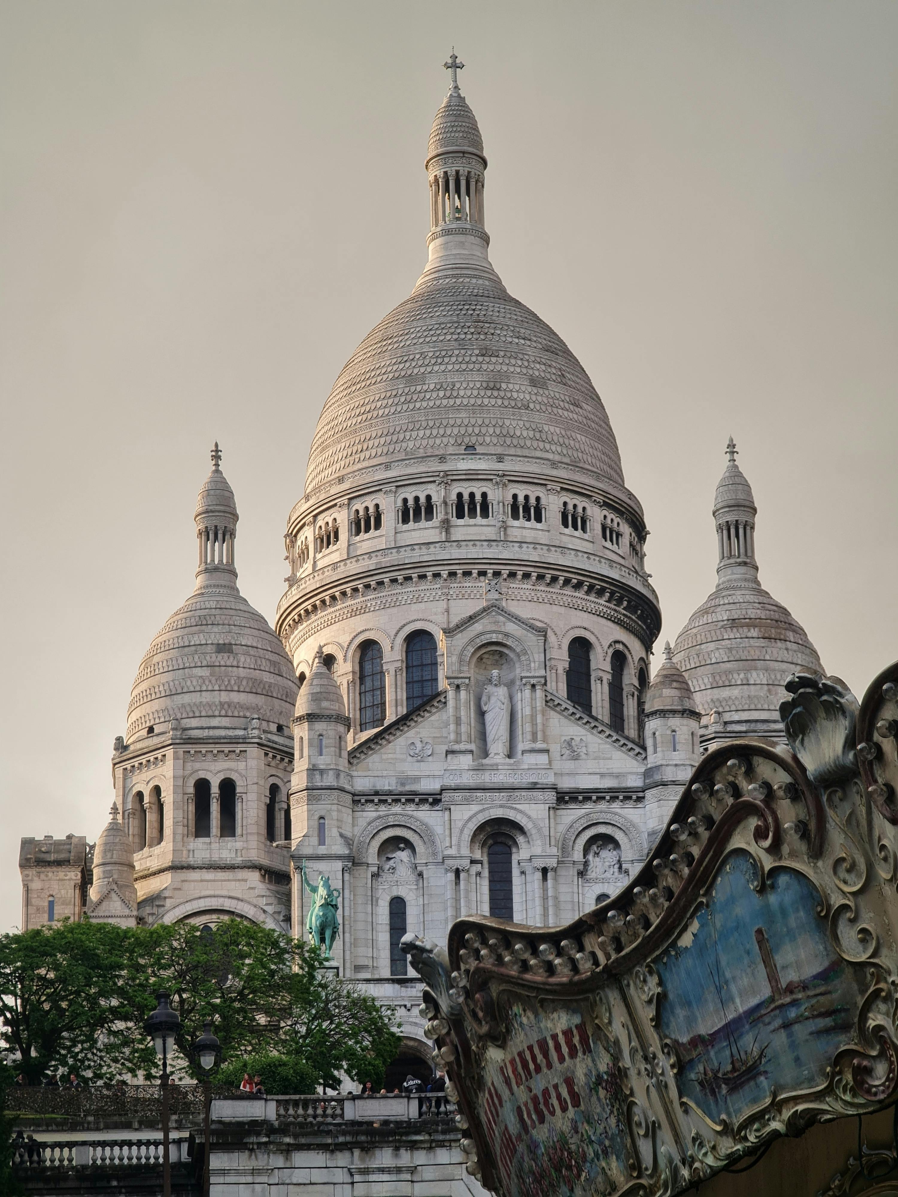 The large white dome of the Basilique du Sacré-Cœur de Montmartre in Paris.