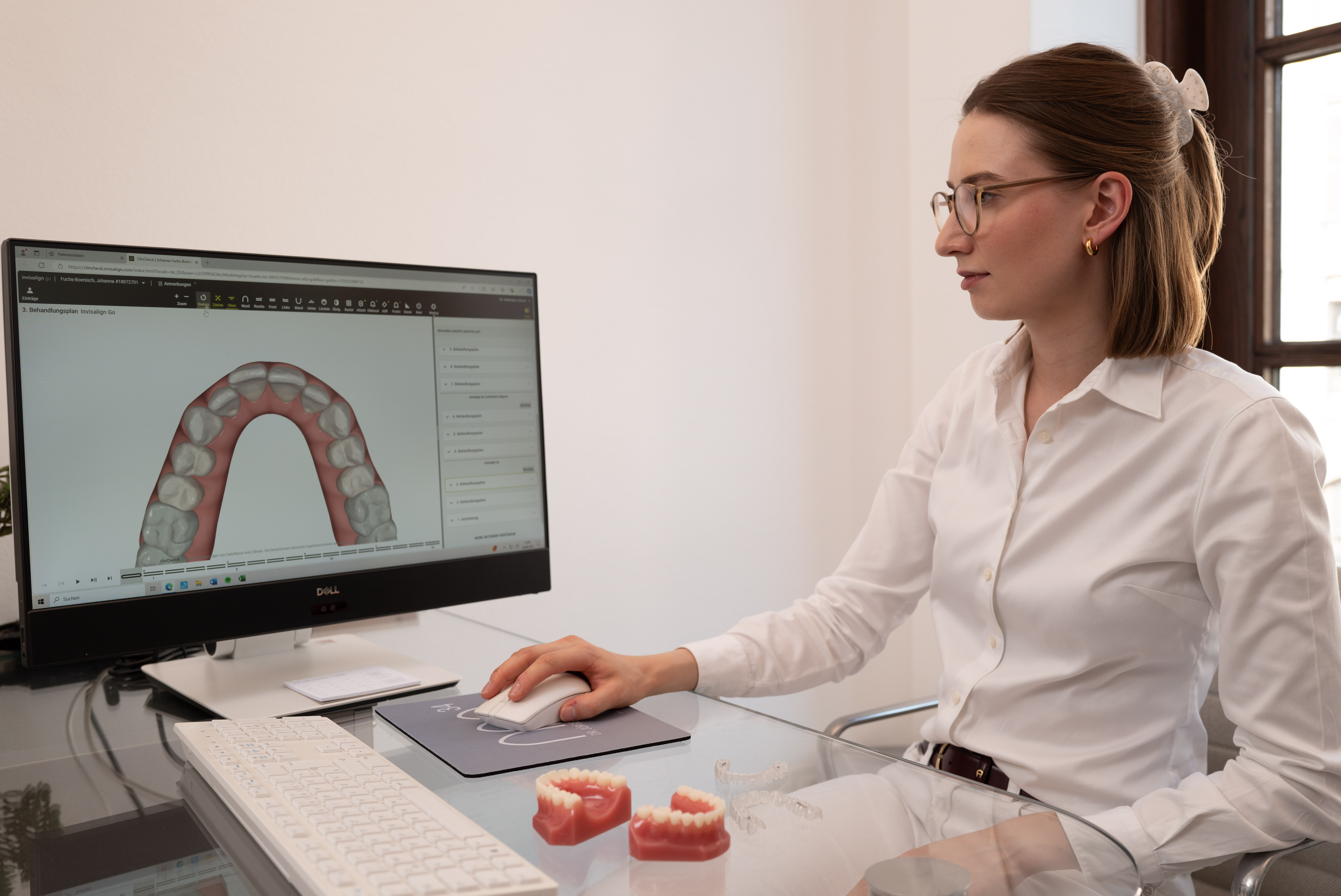 Zahnärztin bei der digitalen Behandlungsplanung: 3D-Modell einer Zahnreihe auf dem Bildschirm.