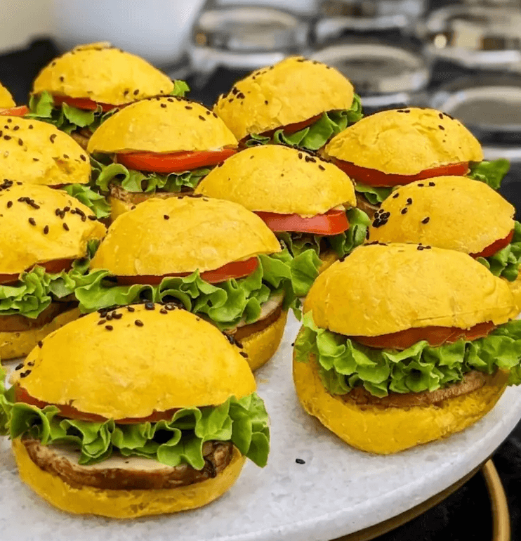Mini tapaditos veganos de champiñón en pan de zapallo para catering y eventos en Santiago.