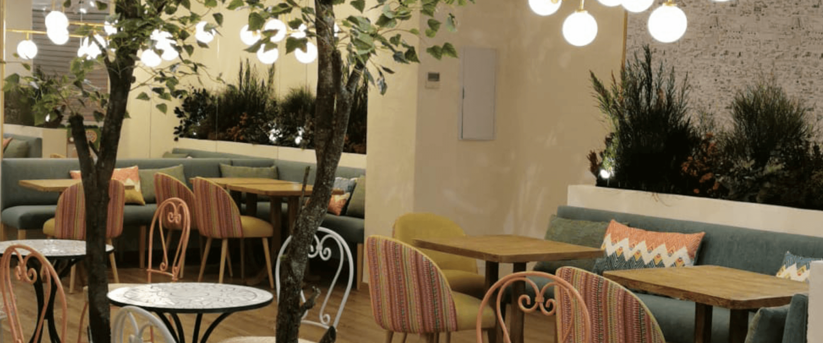 Diseño interior del restaurante Hatillo en el barrio de Las Rosas, ideal para cenas familiares y grupos en Madrid.