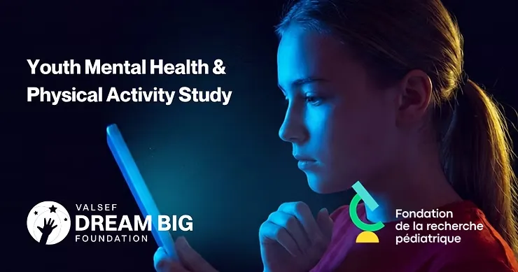Logo de Dream Big à côté du portrait d'une jeune fille sur fond sombre.