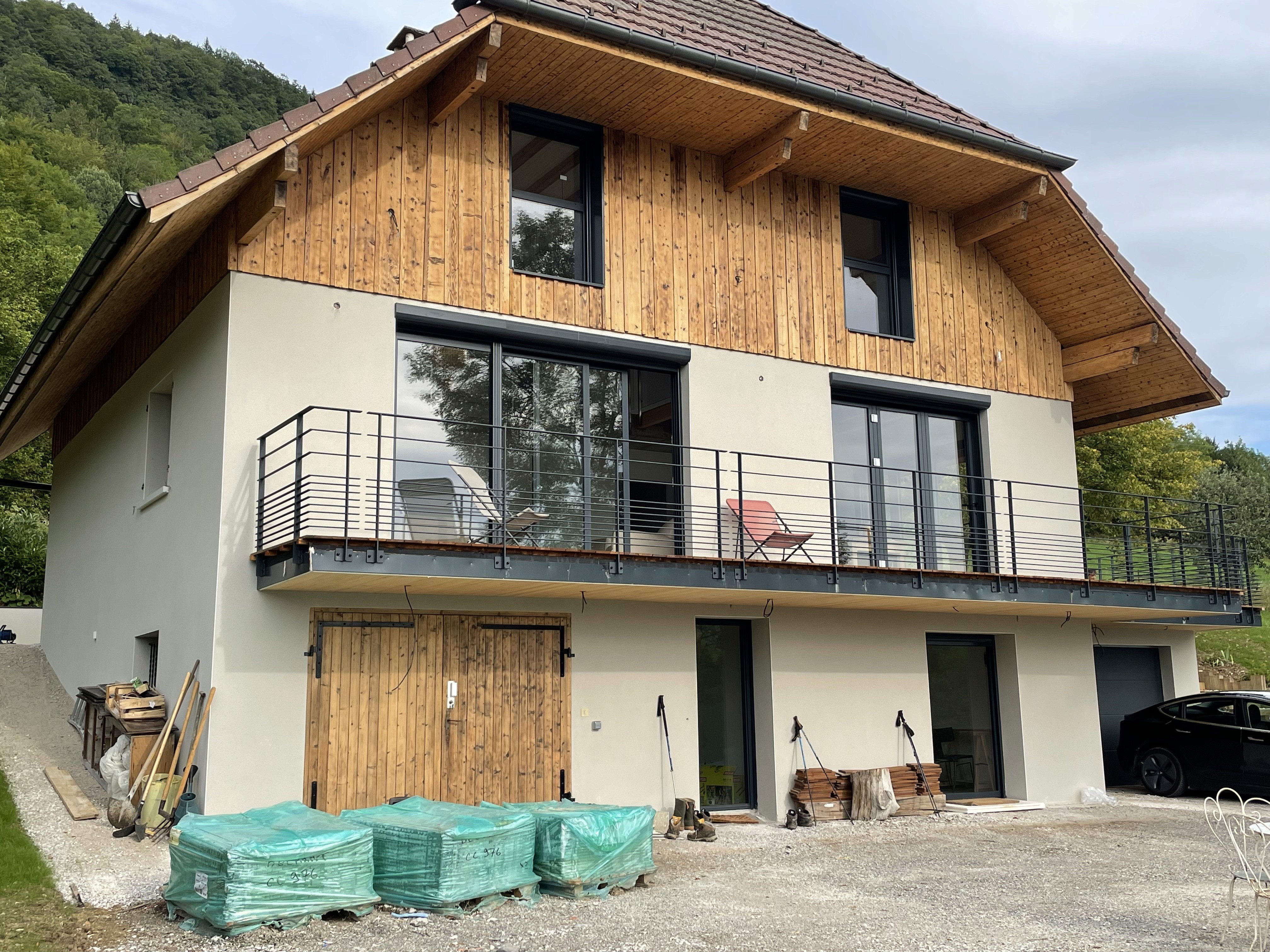 Façade rénovée à Annecy avec garde-corps modernisés après travaux de rénovation