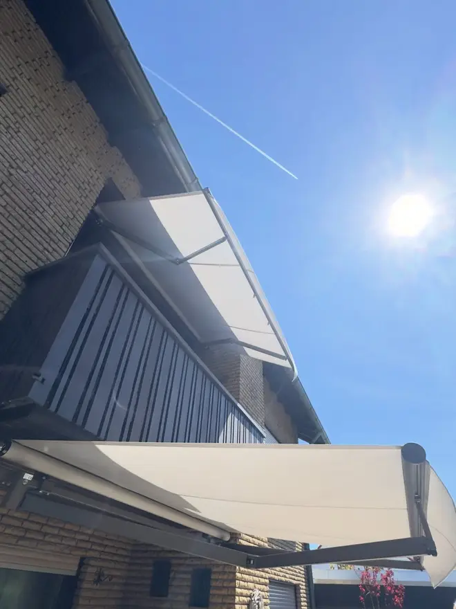 Instagram-Beitrag: zwei neue Markisen an einer Fassade