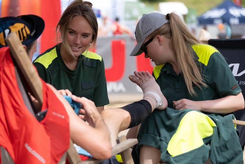 Sjukvårdare assisterar vid sportevenemang