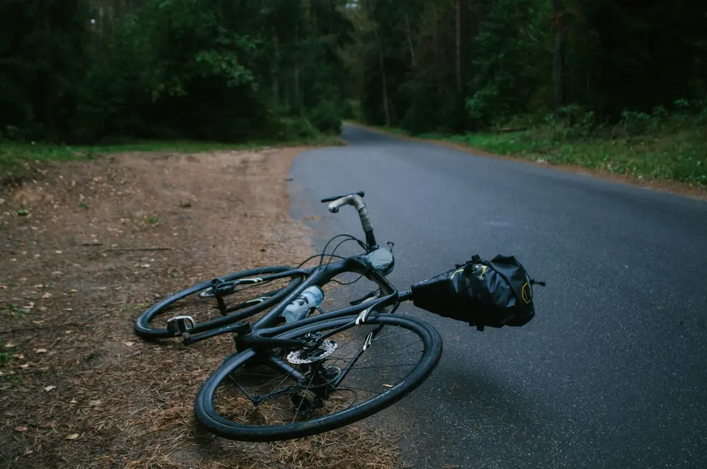 Umgestürztes Fahrrad neben der Straße