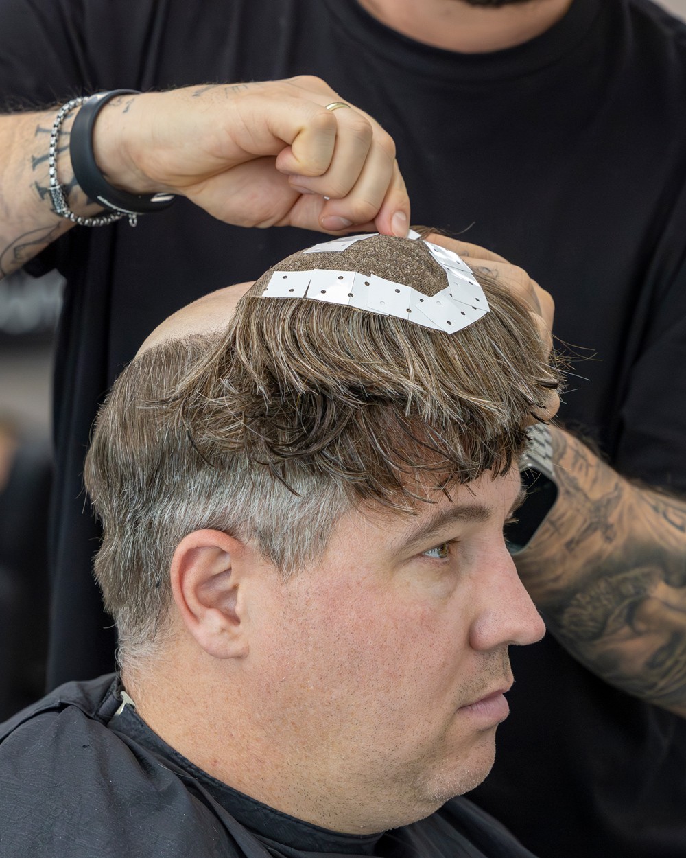 Haarsystem-Anbringung beim Meisterfriseur Kevin Cortese