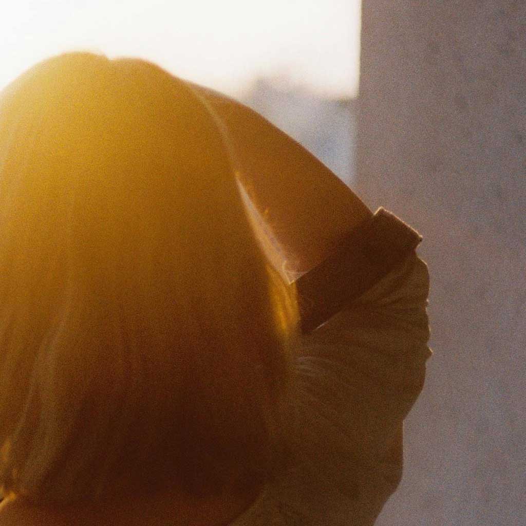 Eine ältere Dame nutzt die Mehrsprachigkeit vom ai-gelb Chatbot