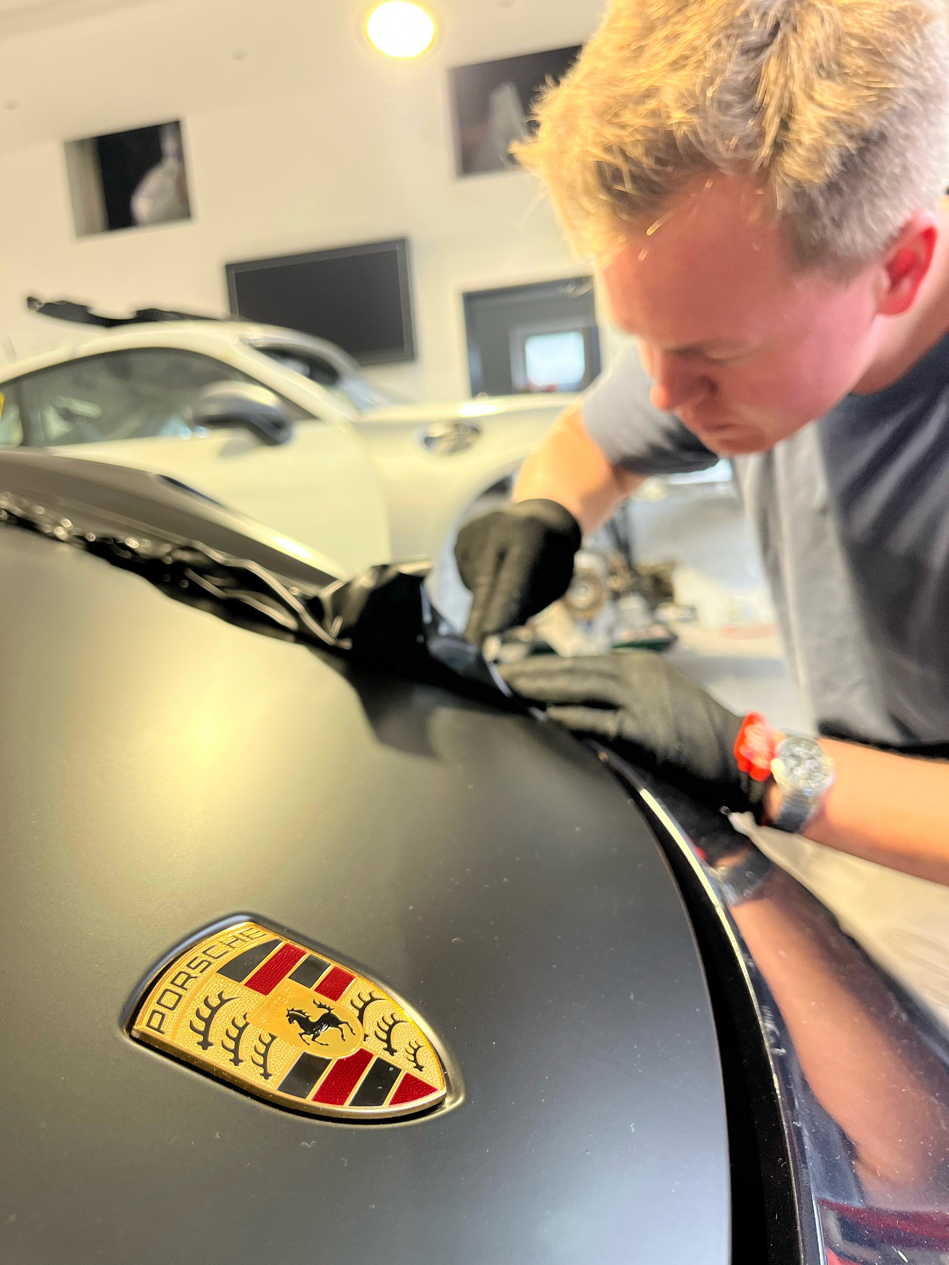 Marcel Grasse foliert einen Porsche