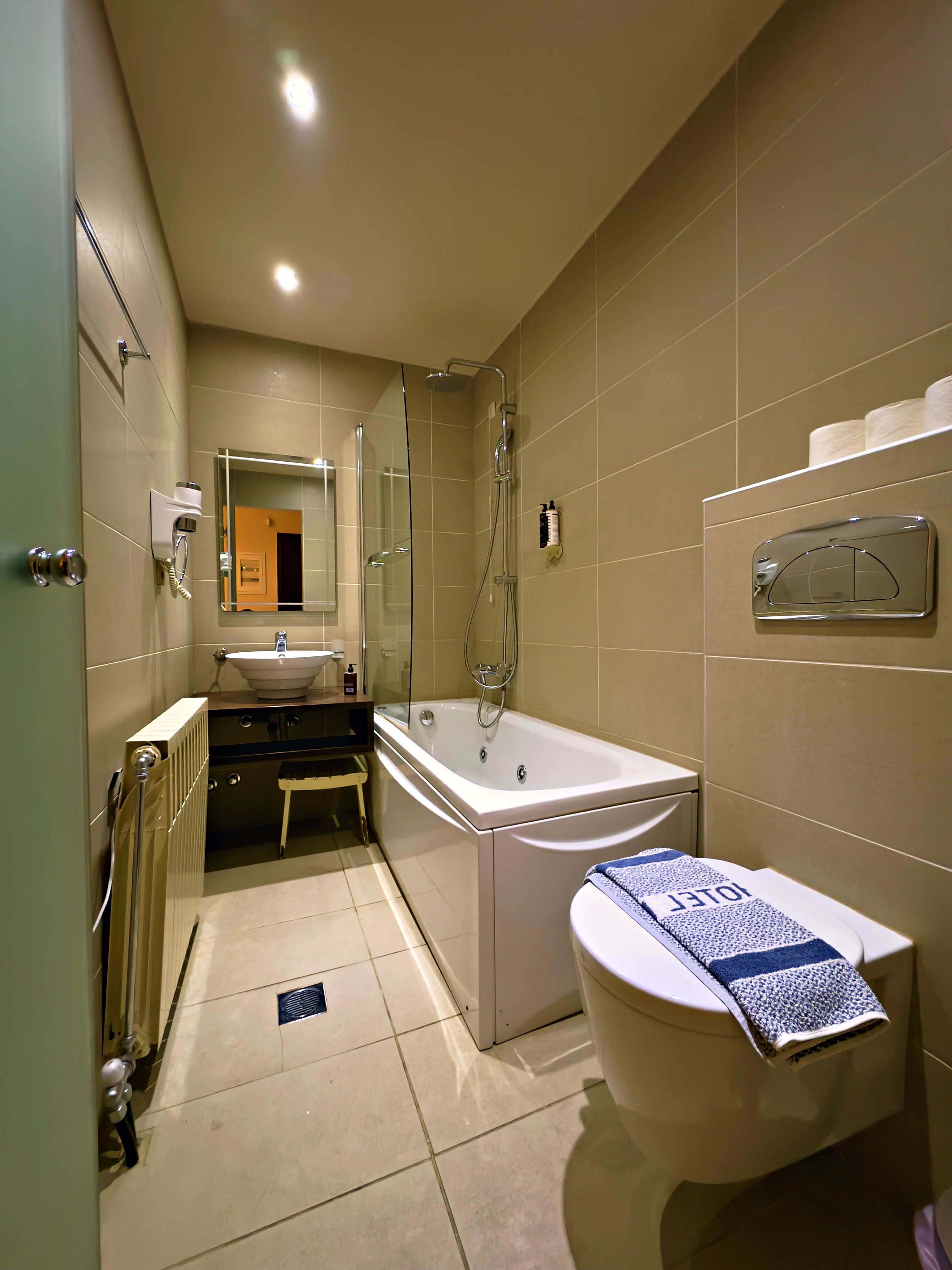 Room gallery image 2