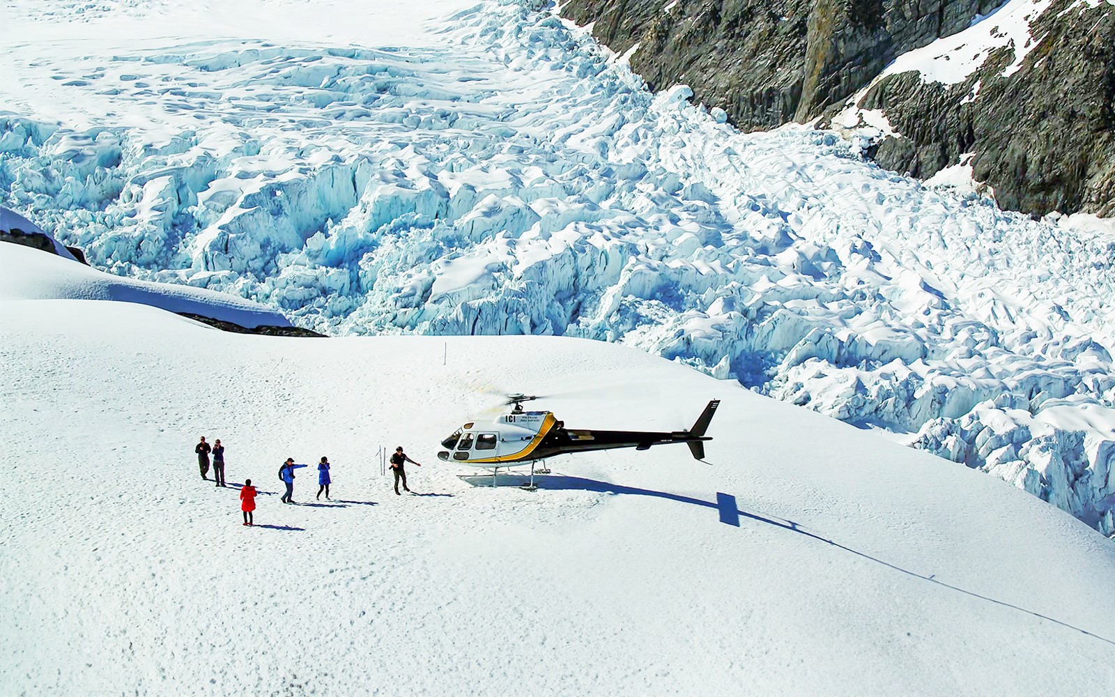 Aterrizaje de helicóptero con personas en Fox Glacier, Nueva Zelanda, durante un tour panorámico.