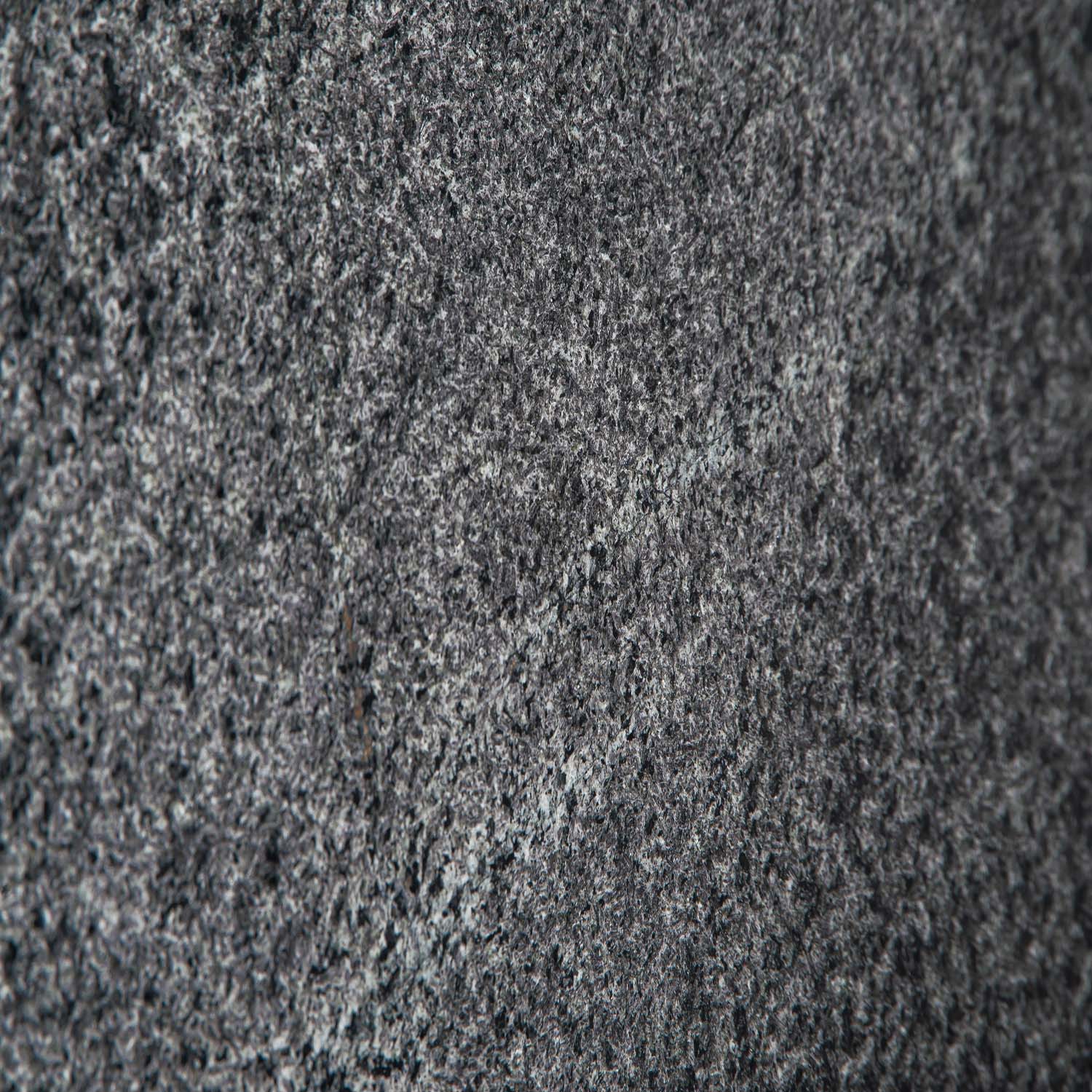 Schwarzer Granit mit heller Sprenkelung