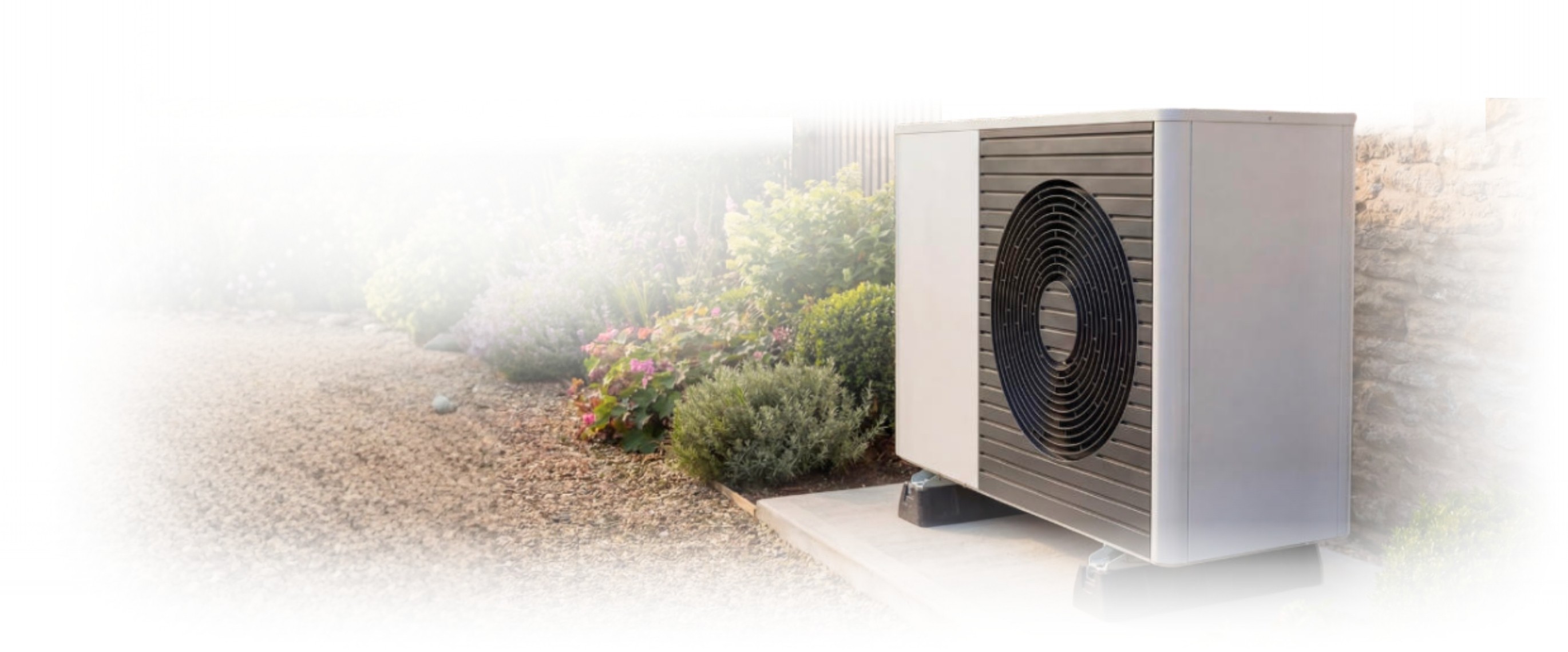 Header Bild für Desktop Version mit einem Baby und einer Auflistung verschiedener Merkmale unserer Fußbodenheizung.