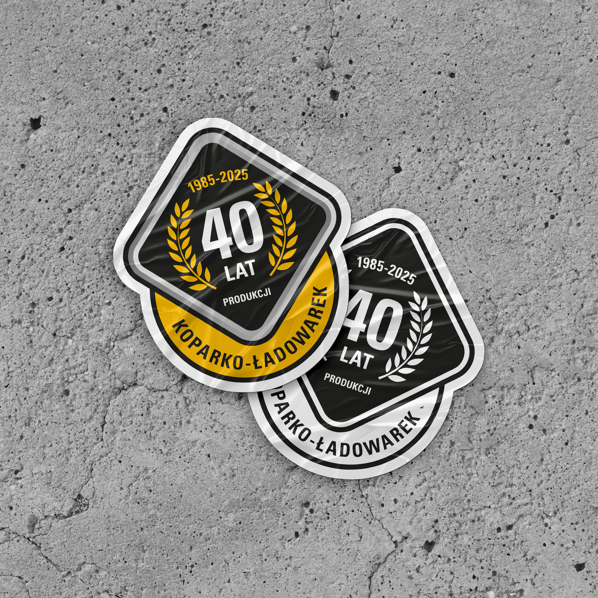 Zdjęcie naklejek 40 lat produkcji koparko-ładowarek