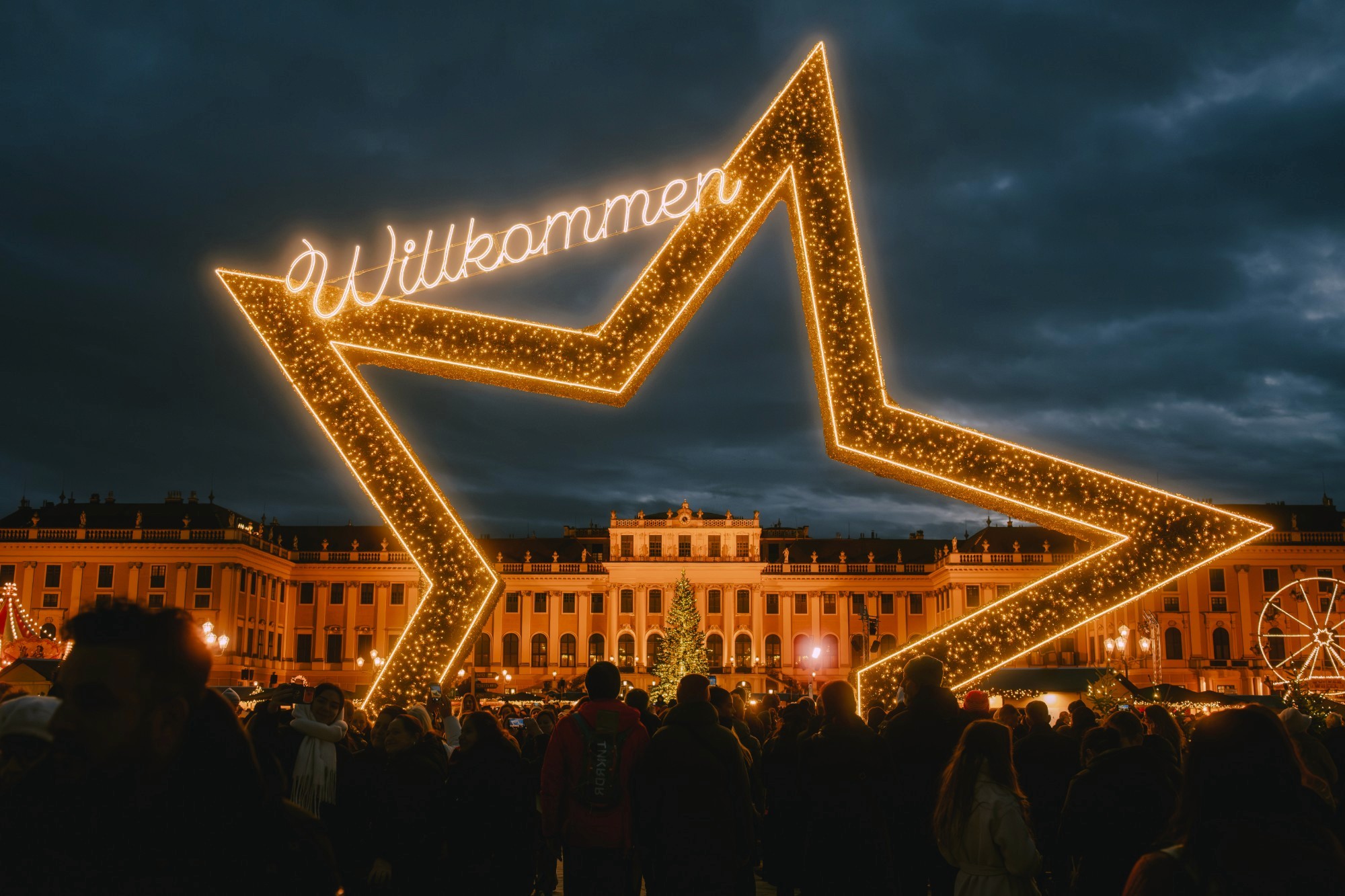 Estrella de luces con la palabra Willkommen frente al palacio de Schönbrunn