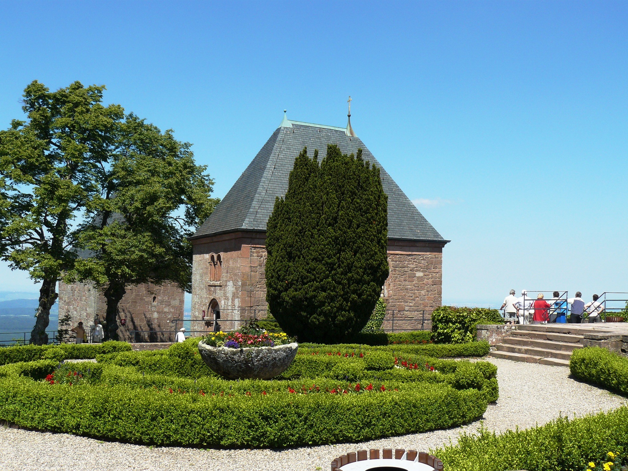 Haut lieu spirituel d'Alsace, site de randonnée exceptionnel et panorama sur la plaine : le Mont Sainte-Odile se mérite — et il le rend bien.