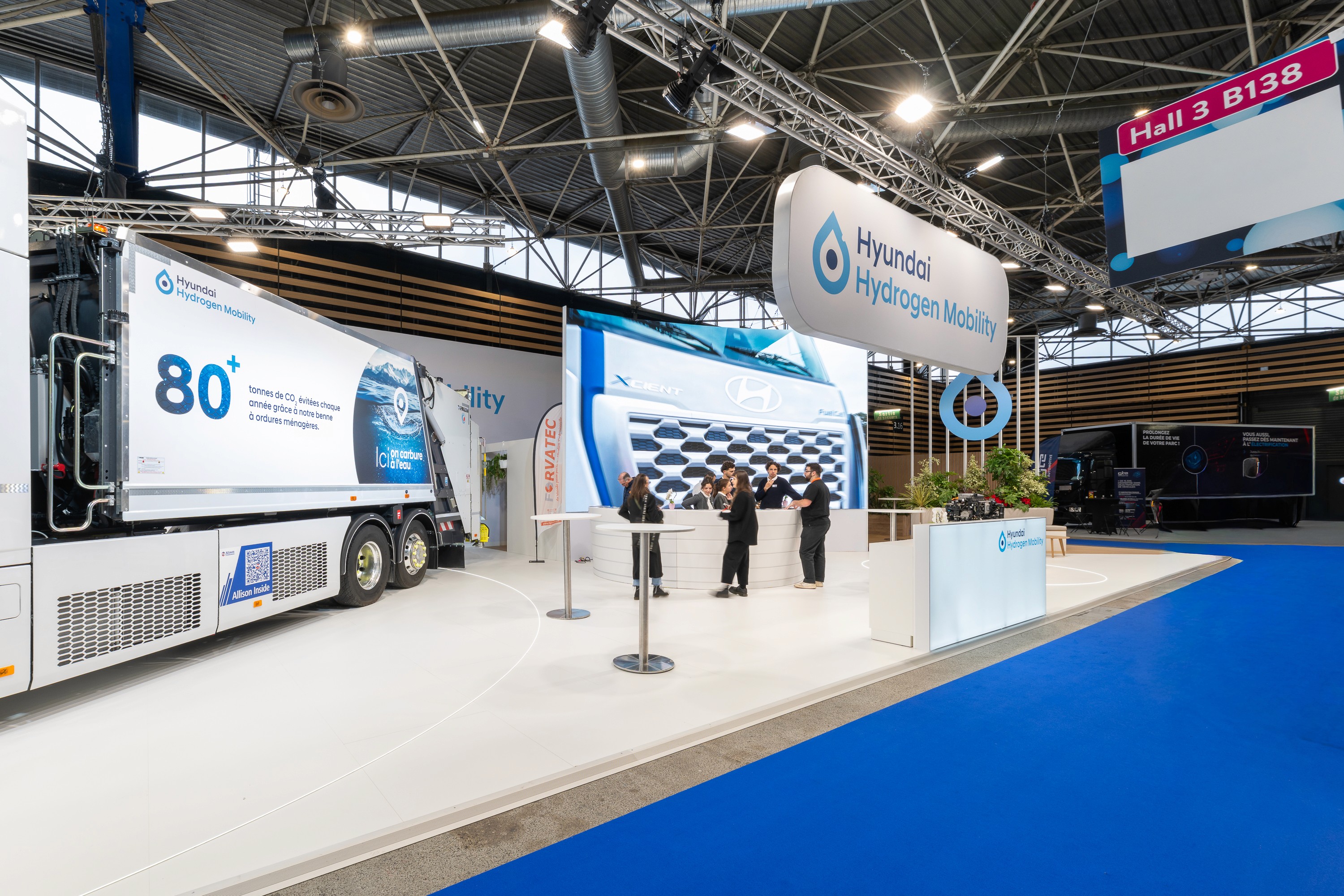 Stand Hyundai Hydrogen Mobility Solutrans Lyon 2026 par Expace – vue latérale du stand avec présentation poids lourd électrique, signalétique grande hauteur et espace visiteurs ouvert