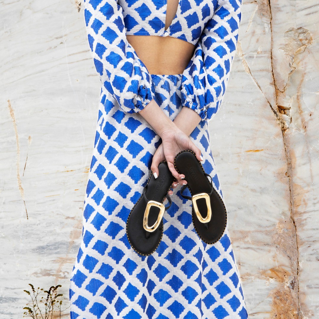 Granatowa torebka Anekke prezentowana przez modelkę w stylizowanej sesji, produkt z kolekcji do sprzedaży hurtowej i współpracy z butikami w Polsce