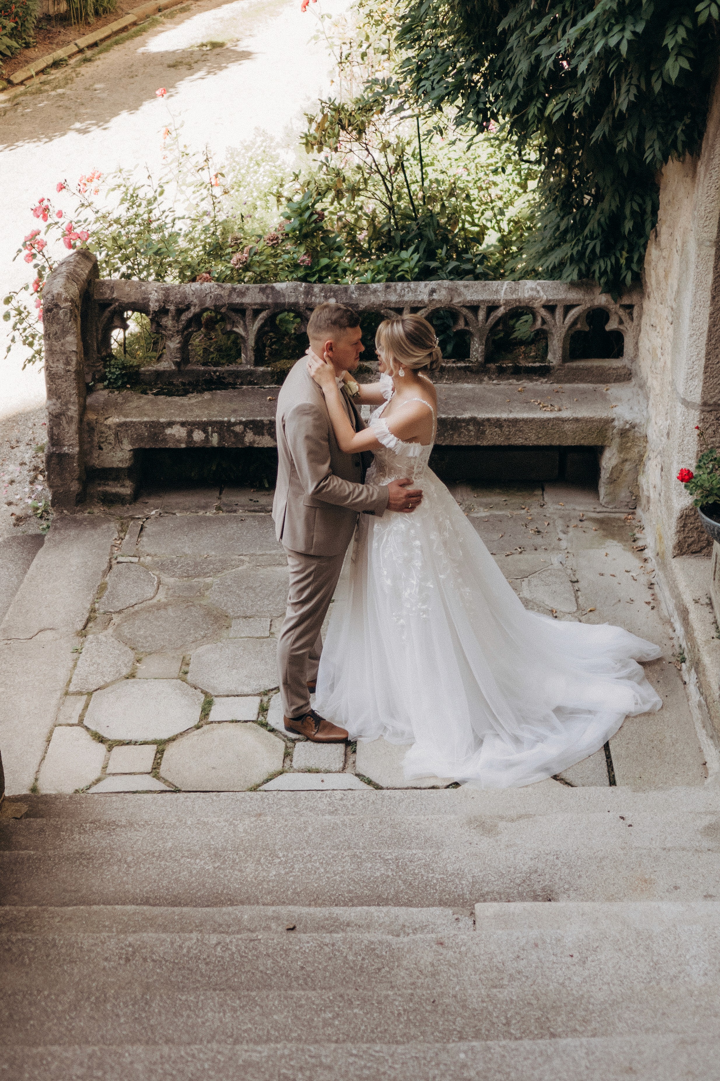 First Look Shooting in der Natur bei Bogen – Spannende Momente vor der Hochzeit.