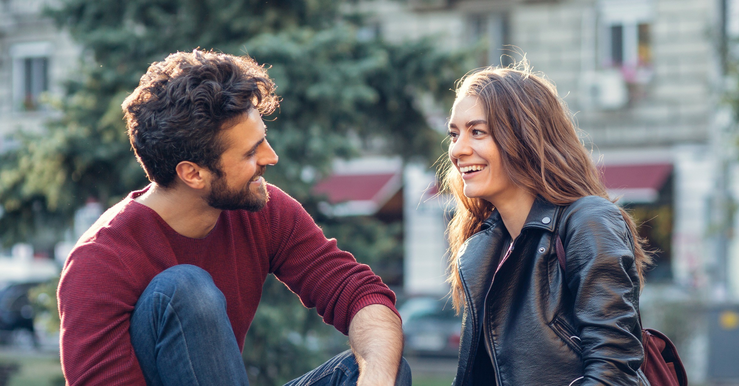 En mann og en kvinne sitter ute og har et romantisk øyeblikk sammen.