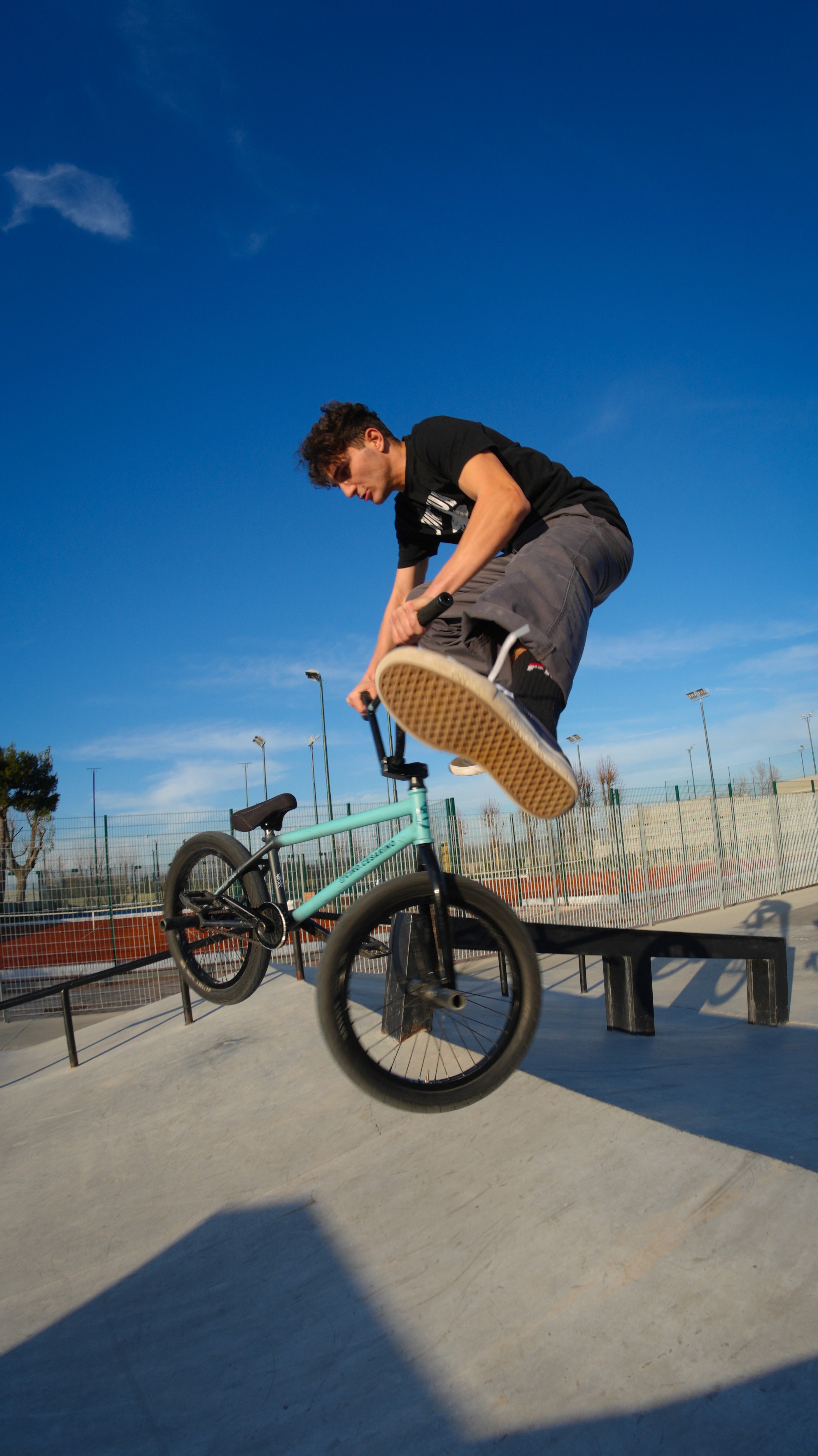 istruttore di bmx fa un bellissimo treak urban hereos napoli