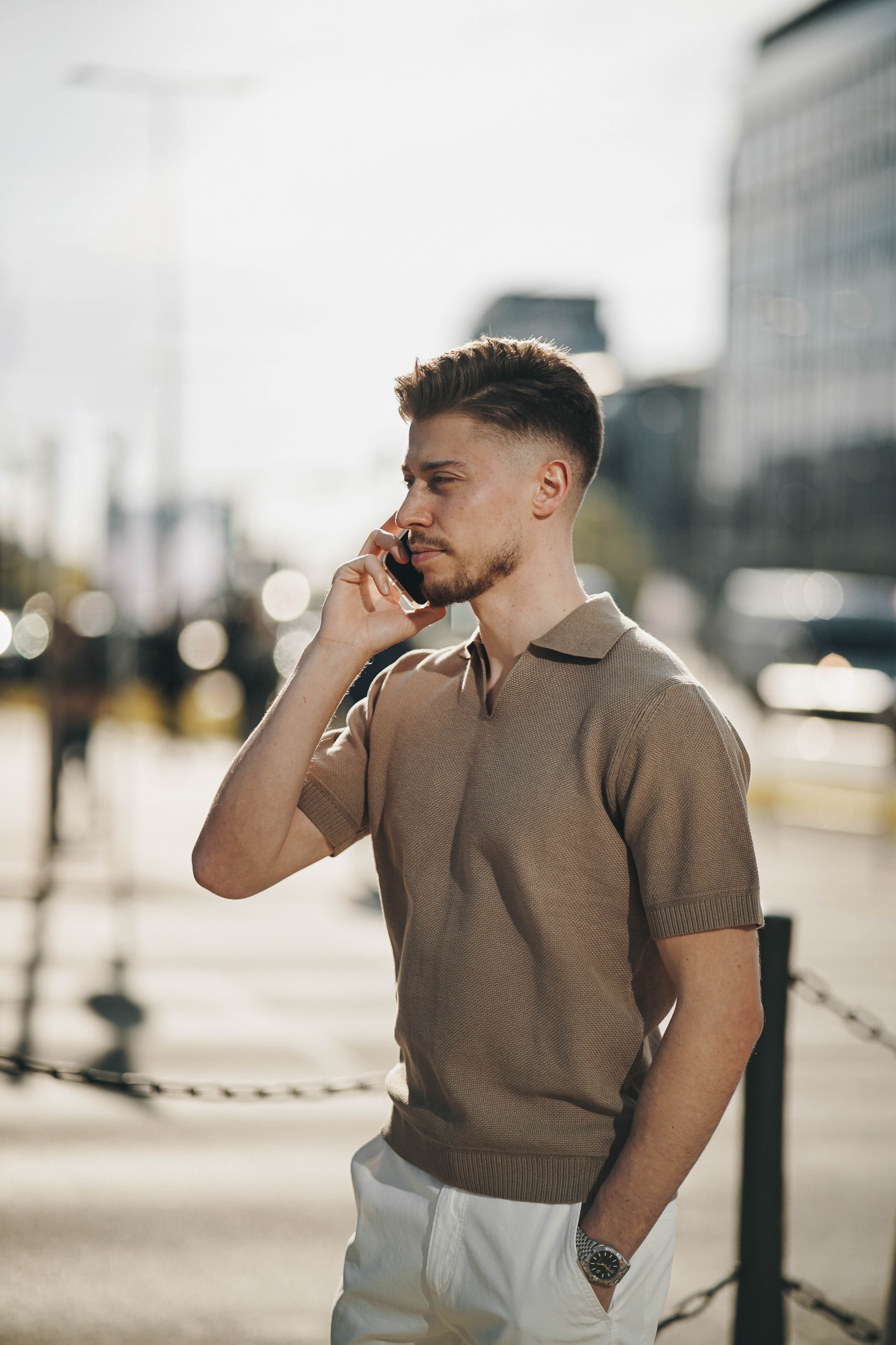 ein bild von lasse landeck, er telefoniert gerade