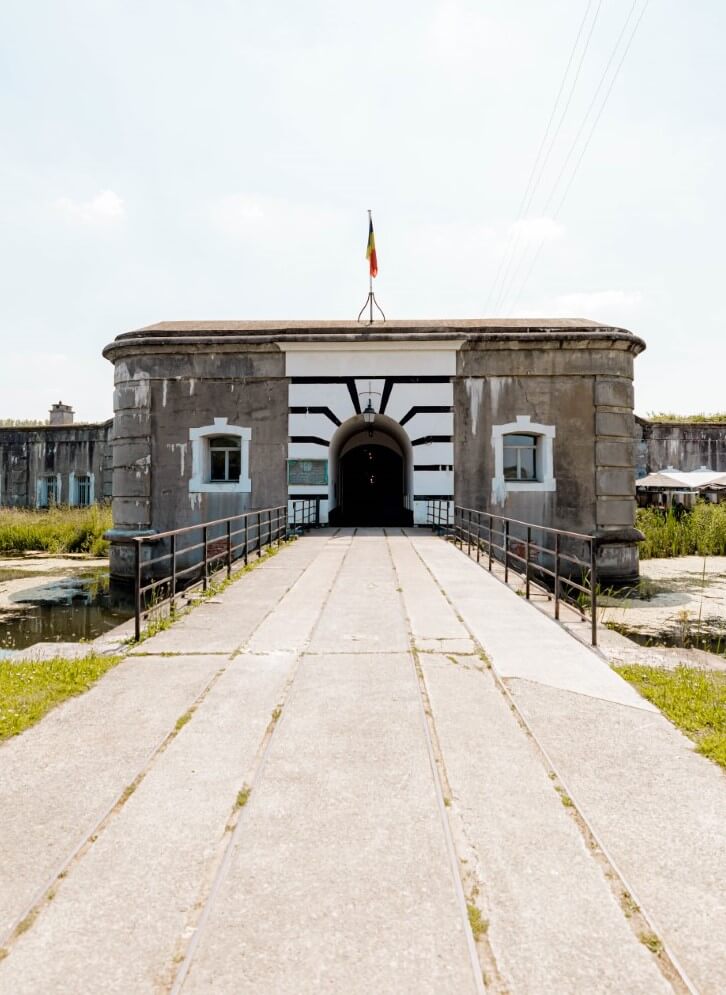 Escape Fort Liezele: dronebeeld historisch fort met groene parklandschap en watergracht vanuit de lucht – unieke escape room locatie Puurs Antwerpen