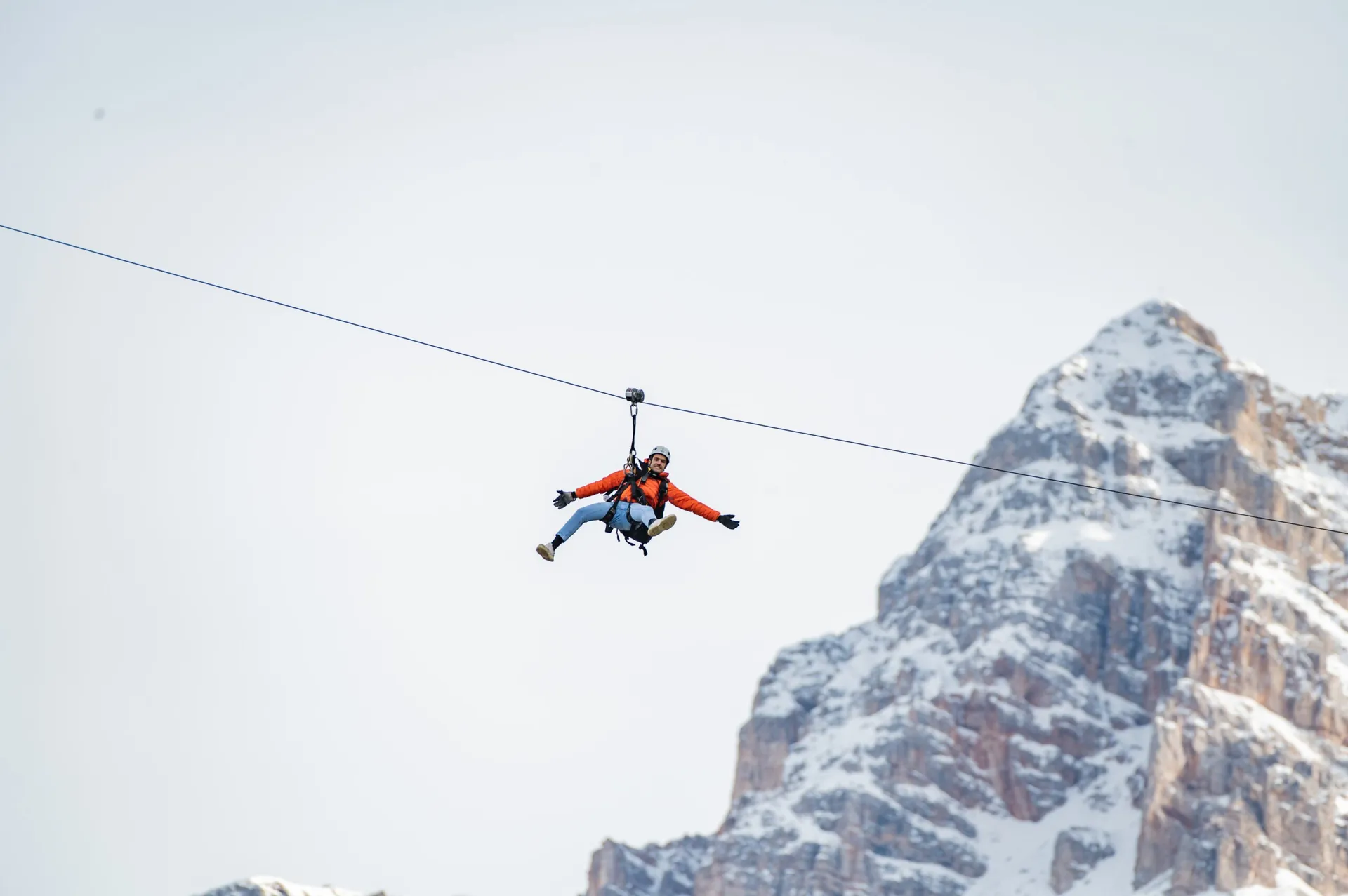 Zipline invernale con panorama delle Dolomiti innevate