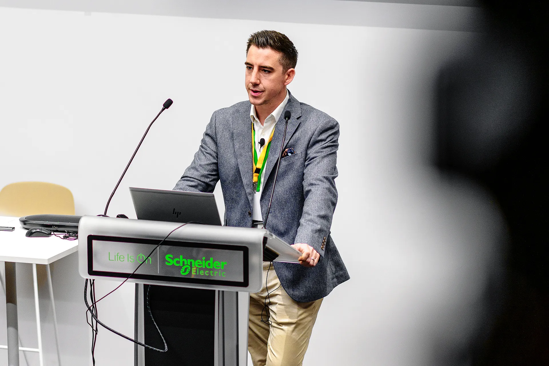 Conférence du séminaire Smart Sustainable Glass Manufacturing à Grenoble avec intervenant face à une audience internationale