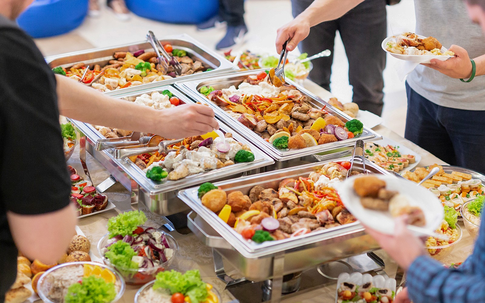 Ospiti che si godono il buffet sul ponte durante una crociera di un'intera giornata alla Grande Barriera Corallina da Cairns.