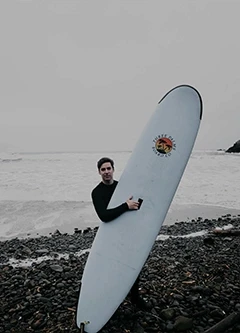 Homme avec longboard surf