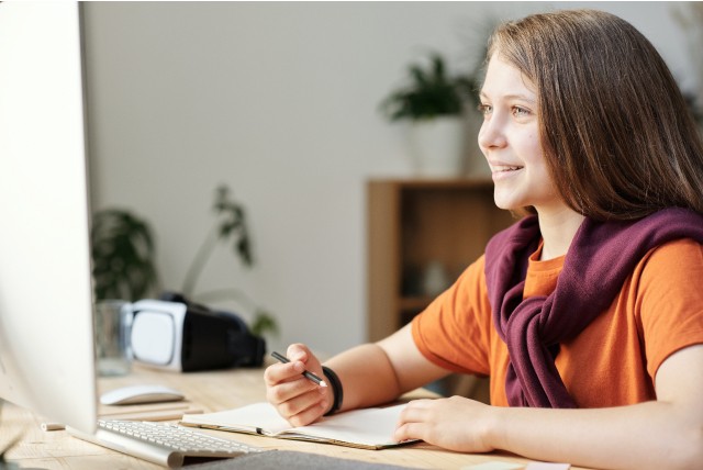 élève de collège prenant des cours à distance avec l'académie des lauriers