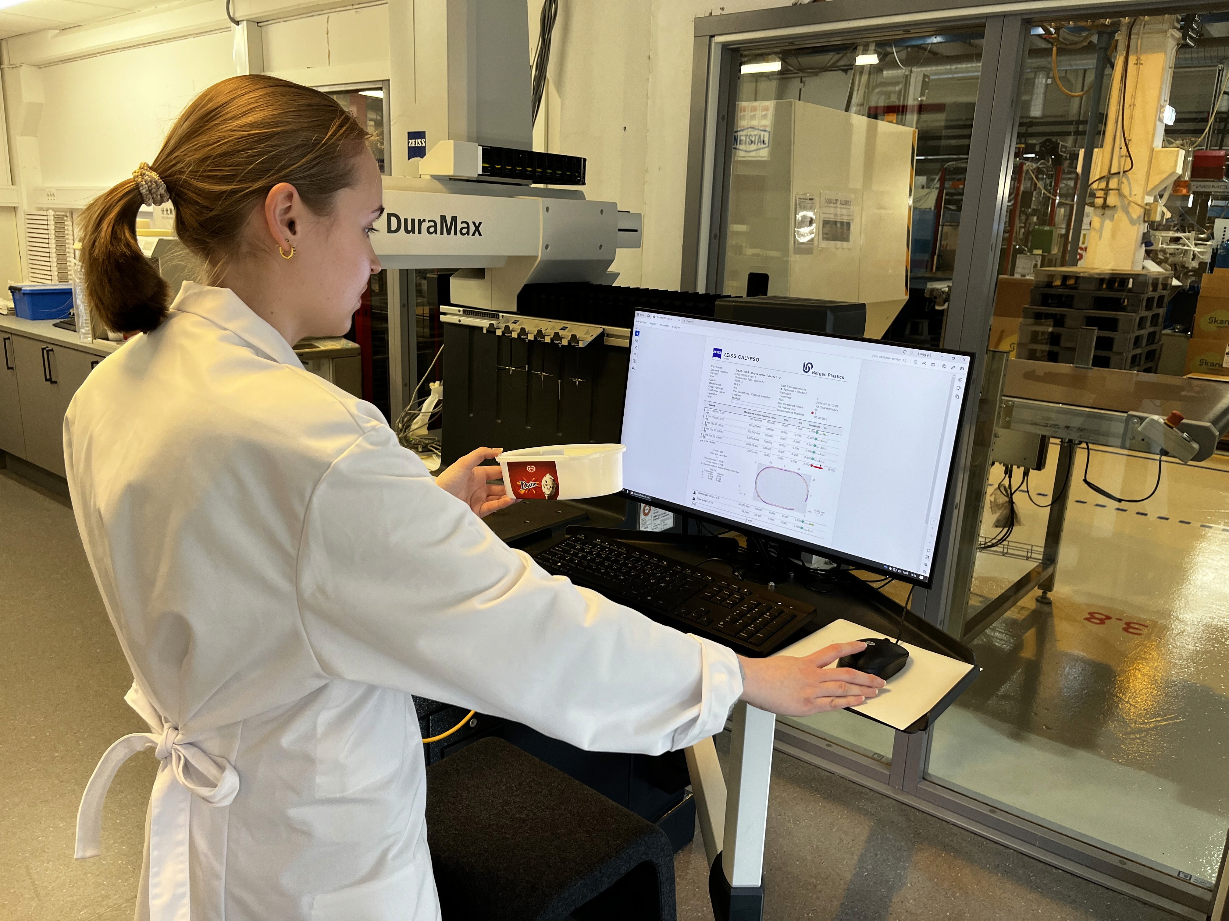 Victoria working in the Lab Skanem Bergen 